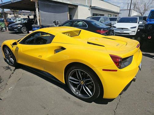 Giallo Modena 2017 Ferrari 488 Spider Base