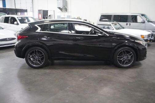 2017 INFINITI QX30 Premium