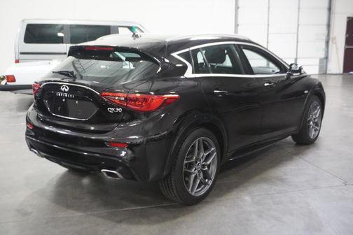 2017 INFINITI QX30 Premium