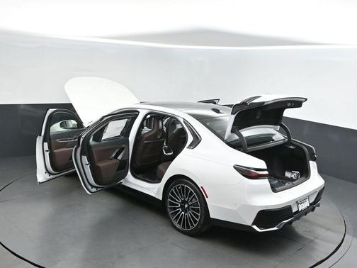 2026 BMW 750e xDrive