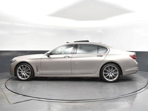 2022 BMW 740 i