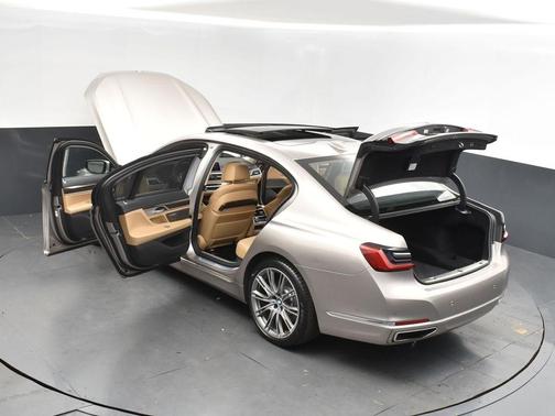 2022 BMW 740 i