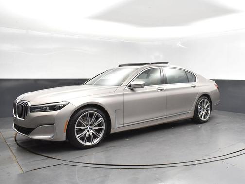 2022 BMW 740 i