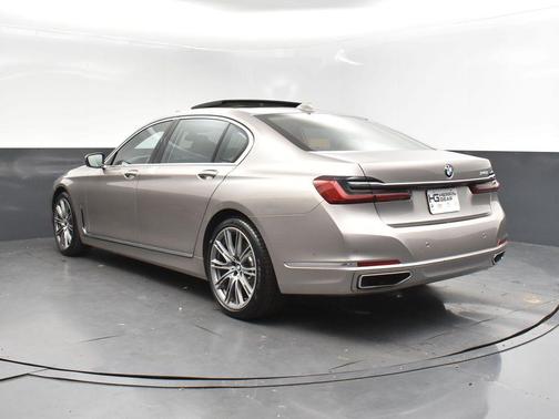 2022 BMW 740 i