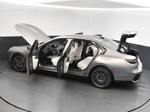 Oxide Gray Metallic 2025 BMW i7 eDrive50