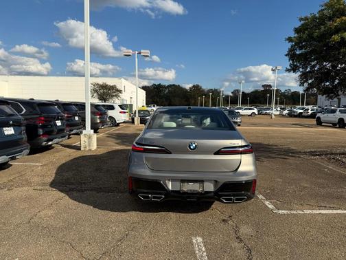 2023 BMW 760 760i xDrive