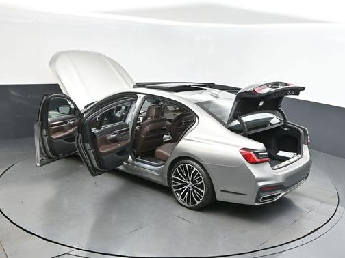 2022 BMW 740 i