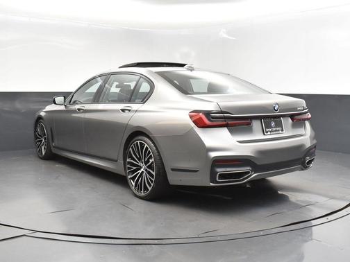 2022 BMW 740 i