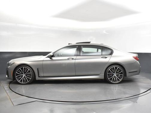 2022 BMW 740 i