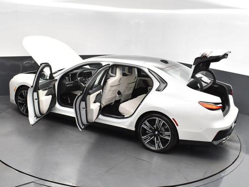 White Metallic 2024 BMW 760 760i xDrive