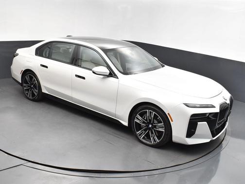 White Metallic 2024 BMW 760 760i xDrive