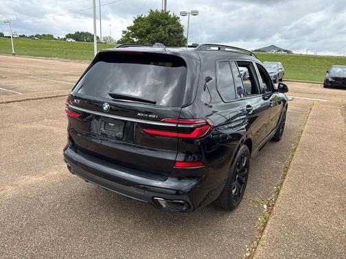 Black Sapphire Metallic 2024 BMW X7 xDrive40i