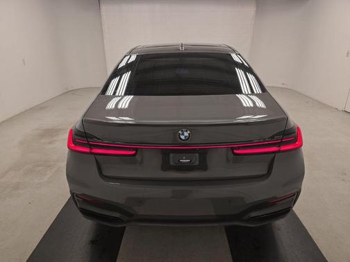 2022 BMW 740 i