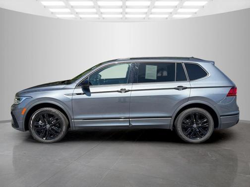 Platinum Gray Metallic 2022 Volkswagen Tiguan 2.0T SE R-Line Black