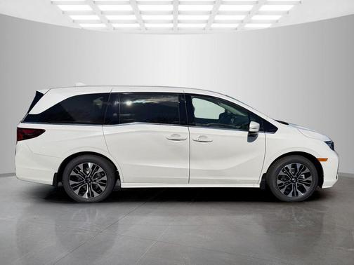 Platinum White Pearl 2026 Honda Odyssey Sport-L