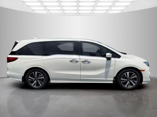 White Diamond Pearl 2018 Honda Odyssey Elite