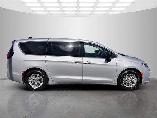 2024 Chrysler Pacifica Touring-L