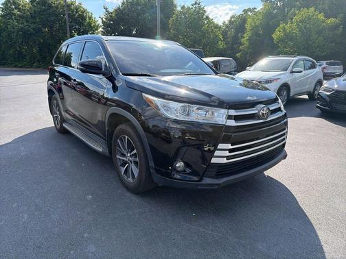 Midnight Black Metallic 2019 Toyota Highlander XLE