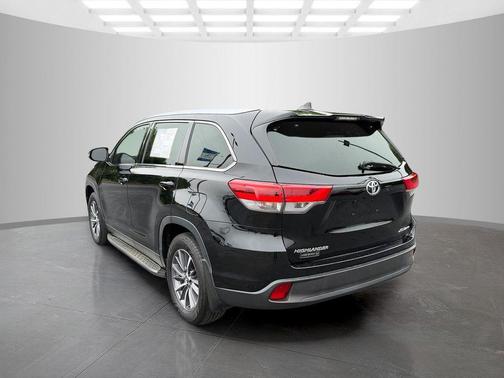 Midnight Black Metallic 2019 Toyota Highlander XLE