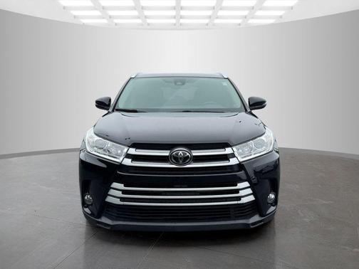 Midnight Black Metallic 2019 Toyota Highlander XLE