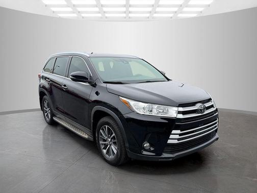 Midnight Black Metallic 2019 Toyota Highlander XLE
