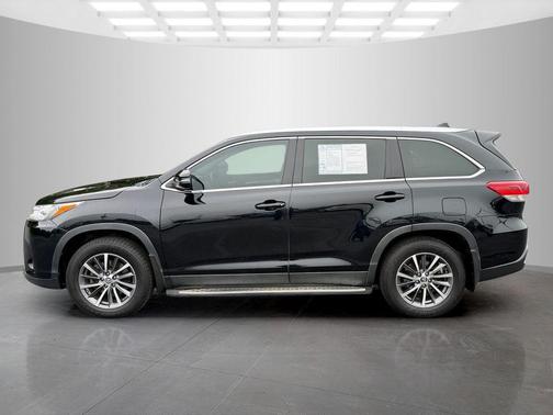 Midnight Black Metallic 2019 Toyota Highlander XLE
