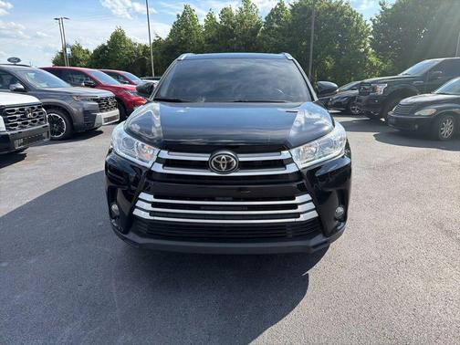 Midnight Black Metallic 2019 Toyota Highlander XLE