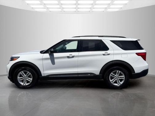 Oxford White 2022 Ford Explorer XLT