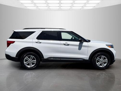 Oxford White 2022 Ford Explorer XLT