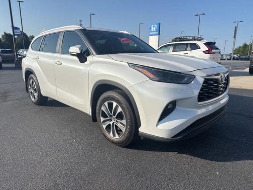 Wind Chill Pearl 2024 Toyota Highlander XLE
