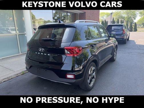 Black Noir Pearl 2022 Hyundai VENUE SEL
