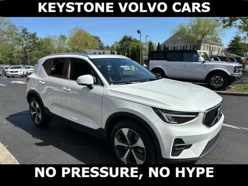 2025 Volvo XC40 B5 Plus Bright Theme