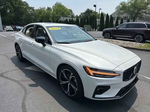2024 Volvo S60 B5 Plus Dark