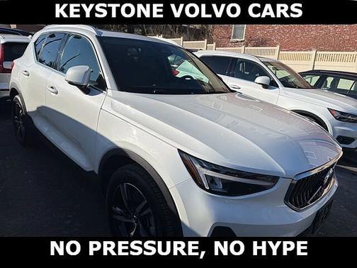 2025 Volvo XC40 Core