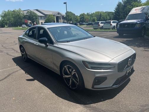 2024 Volvo S60 B5 Plus Dark