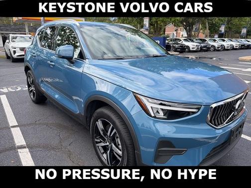 2025 Volvo XC40 B5 Core Bright Theme