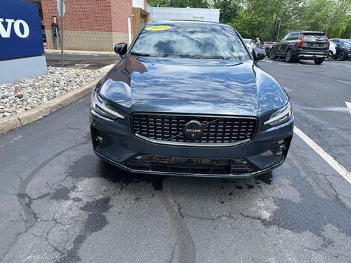 2024 Volvo S60 B5 Ultimate Dark