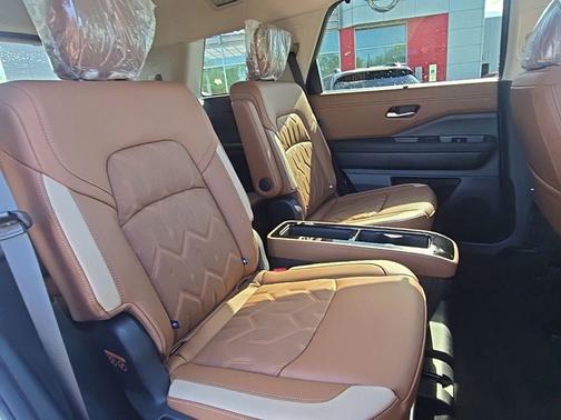 Everest White Pearl Tricoat 2026 Nissan Pathfinder Platinum