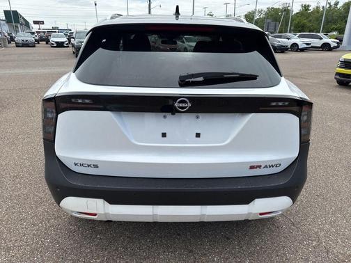Aspen White/Super Black 2026 Nissan Kicks SR