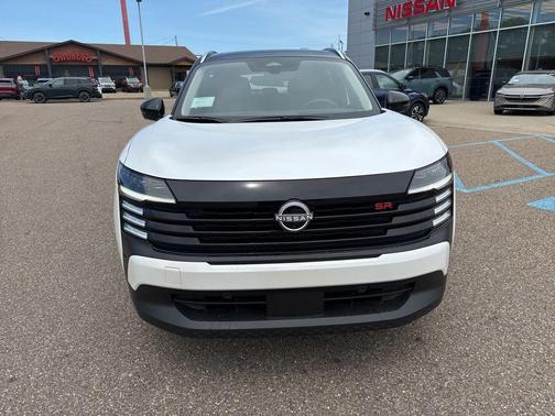 Aspen White/Super Black 2026 Nissan Kicks SR