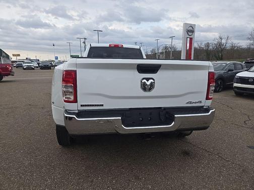 Bright White Clearcoat 2024 RAM 3500 Big Horn Crew Cab 4x4 8' Box