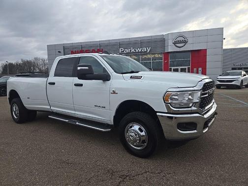 Bright White Clearcoat 2024 RAM 3500 Big Horn Crew Cab 4x4 8' Box