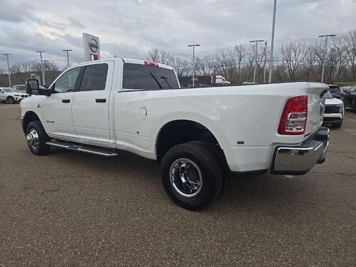 Bright White Clearcoat 2024 RAM 3500 Big Horn Crew Cab 4x4 8' Box