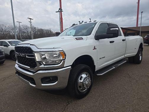 Bright White Clearcoat 2024 RAM 3500 Big Horn Crew Cab 4x4 8' Box