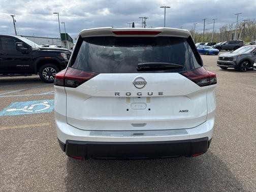 Everest White Pearl Tricoat 2026 Nissan Rogue SV
