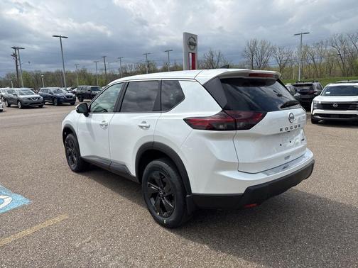 Everest White Pearl Tricoat 2026 Nissan Rogue SV