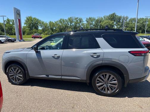 Solid Gray/Super Black 2023 Nissan Pathfinder SL 4WD