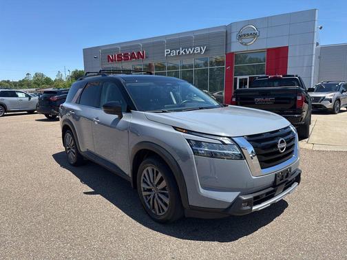 Solid Gray/Super Black 2023 Nissan Pathfinder SL 4WD