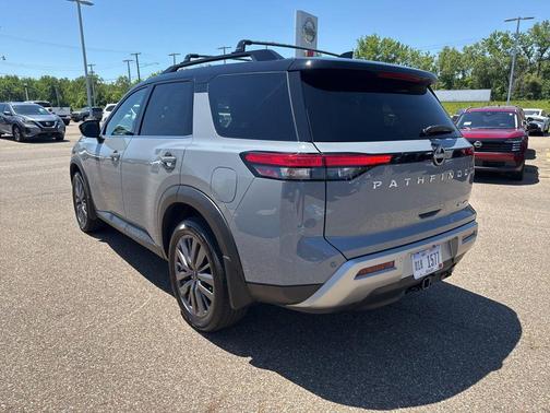 Solid Gray/Super Black 2023 Nissan Pathfinder SL 4WD
