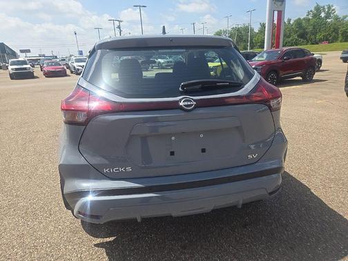 Boulder Gray Pearl 2023 Nissan Kicks SV